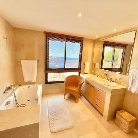 Chalet Tropical Bay Views